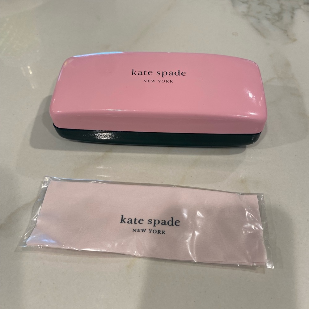 KATE SPADE PINK SUNGLASS CASE E CLEANING CLOTH NEW!
CLAMSHELL